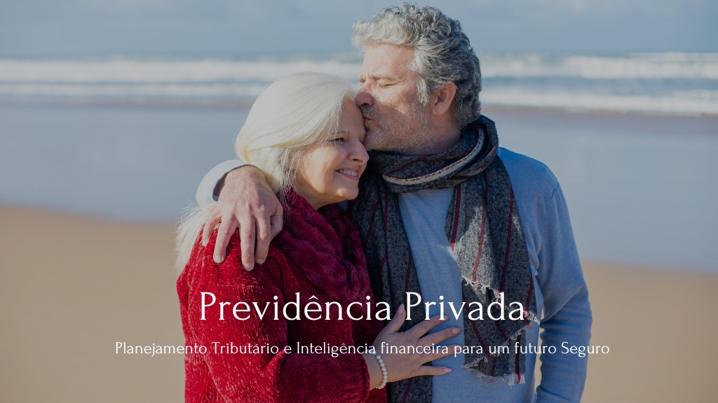 Casal de idosos na praia, homem beijando a testa da mulher em um momento romântico. Elderly couple on the beach, man kissing woman's forehead in a romantic moment