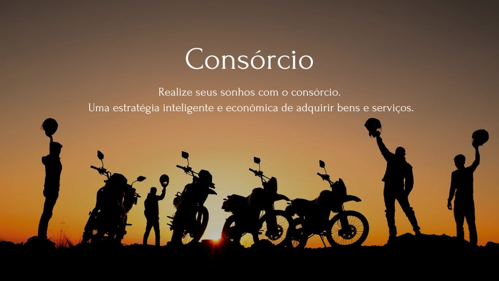 uma silhueta dourada do entardecer, onde 4 motocicletas estão paradas e quatro homens estão levantando seus capacetes comemorando. Essa imagem simboliza o produto consórcio, que é uma modalidade de compra compartilhada entre pessoas que possuem um mesmo objetivo.  a golden silhouette of the sunset, where 4 motorcycles are stopped and 4 mens are raising their helmets in celebration. This image symbolizes the consortium product, which is a form of purchase shared between people who have the same objective.